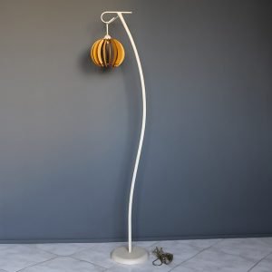 Επιδαπέδιο φωτιστικό από μέταλλο και ξύλο σε εκρού απόχρωση