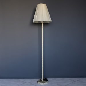 Επιδαπέδιο φωτιστικό με υφασμάτινο καπέλο σε εκρού απόχρωση