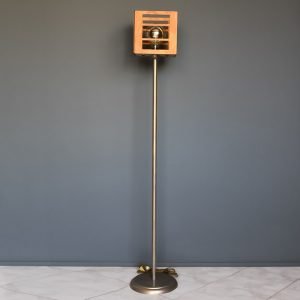 Επιδαπέδιο φωτιστικό από μέταλλο και ξύλο σε χρυσό αντικέ απόχρωση