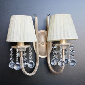 Απλίκα τοίχου με δύο φώτα και καπέλα σε εκρού απόχρωση