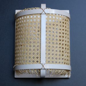 Απλίκα τοίχου από μέταλλο και μπαμπού σε λευκή απόχρωση