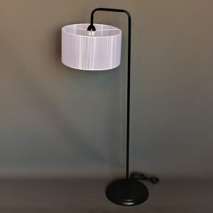 Επιδαπέδιο φωτιστικό με λευκό καπέλο και σκελετό σε μαύρη απόχρωση