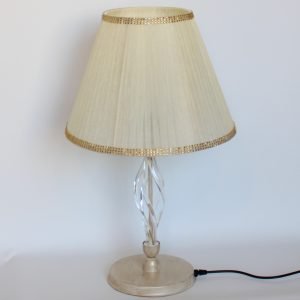 Επιτραπέζιο φωτιστικό εκρού με πατίνα χρυσό και υφασμάτινο καπέλο