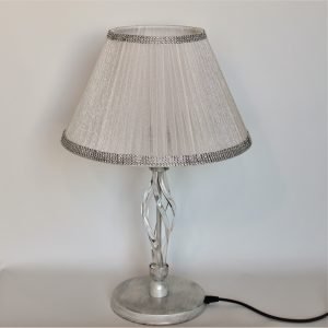 Επιτραπέζιο φωτιστικό λευκό με πατίνα ασημί και υφασμάτινο καπέλο