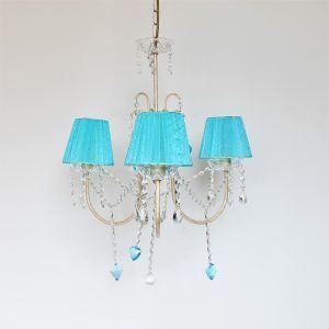 Τρίφωτο κρεμαστό φωτιστικό σε εκρού πατίνα με γαλάζια καπέλα